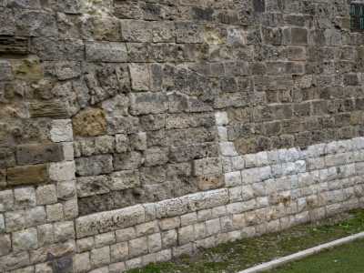 ...cos� come sono visibili delle porticine murate: i vecchi ingressi dei depositi dei marinai